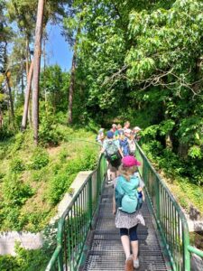 Joukko innokkaita päiväleiriläisiä suuntaa kohti ankkalampea.