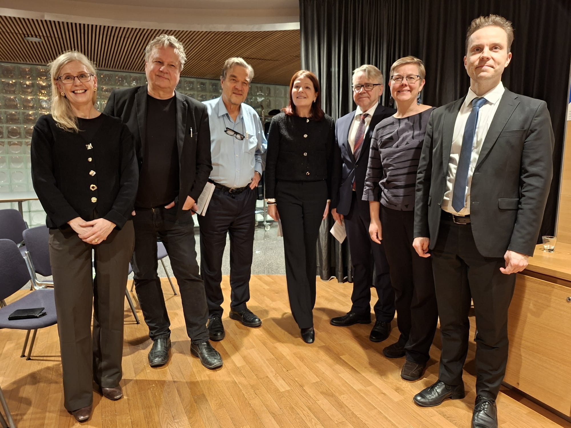 Eduskunnan ulkosuomalaisten ystävyysryhmän ja Suomi-Seura ry:n yhteistilaisuudessa 3.12. kuultiin eri eduskuntarymiä edustavien kansanedustajien puheenvuoroja. Kuvassa (vasemmalta) toiminnanjohtaja Tina Strandberg (Suomi-Seura ry), puheenjohtaja Pekka Sauri (Suomi-Seura ry), Kimmo Kiljunen (sd), Sari Sarkomaa (kok, ystävyysryhmän puheenjohtaja), Peter Östman (kd), Kirsta Mikkonen (vihr) ja Petri Honkola (kesk).