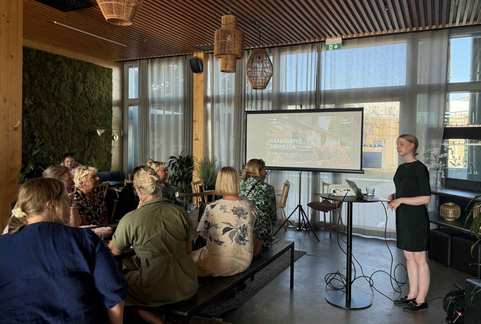Elina Järvenpää puhuu maakuvasta Suomi-koulujen opettajille ja hallintohenkilöille.
