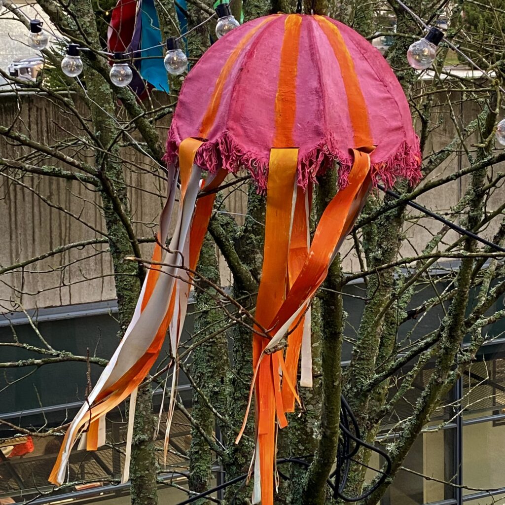 Itsetehty lyhty lehdettömässä puussa