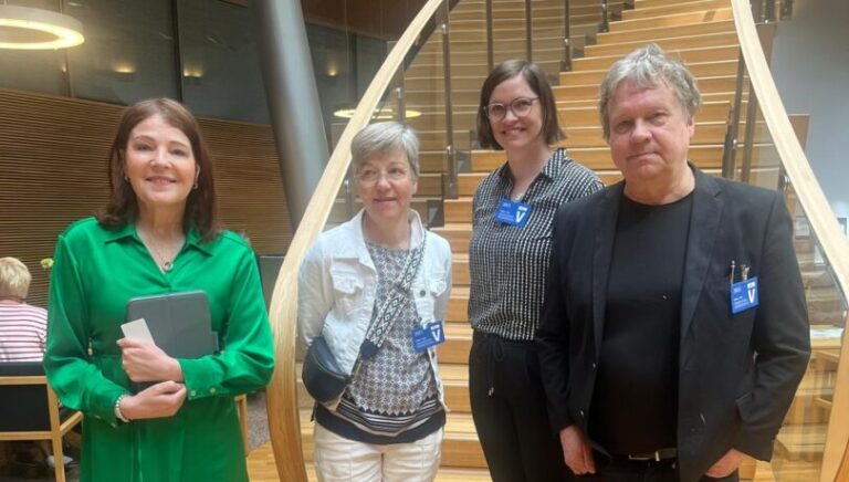 Puheenjohtaja Pekka Sauri luovutti Suomi-Seuran toteuttaman ulkosuomalaisten pankkikyselyn tulokset eduskunnan ulkosuomalaisten ystävyysryhmän puheenjohtaja kansanedustaja Sari Sarkomaalle sekä yhteiskuntasuhde- ja vastuullisuuspäällikkö Pauliina Kaaresvirta-Huhdalle ja johtava asiantuntija Teija Kaarlelalle Finanssiala ry:sta 16.6.2025.