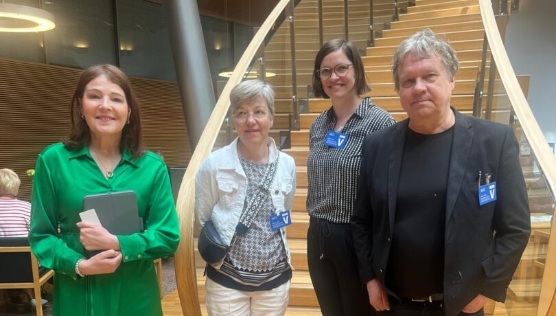 Puheenjohtaja Pekka Sauri luovutti Suomi-Seuran toteuttaman ulkosuomalaisten pankkikyselyn tulokset eduskunnan ulkosuomalaisten ystävyysryhmän puheenjohtaja kansanedustaja Sari Sarkomaalle sekä yhteiskuntasuhde- ja vastuullisuuspäällikkö Pauliina Kaaresvirta-Huhdalle ja johtava asiantuntija Teija Kaarlelalle Finanssiala ry:sta 16.6.2025.