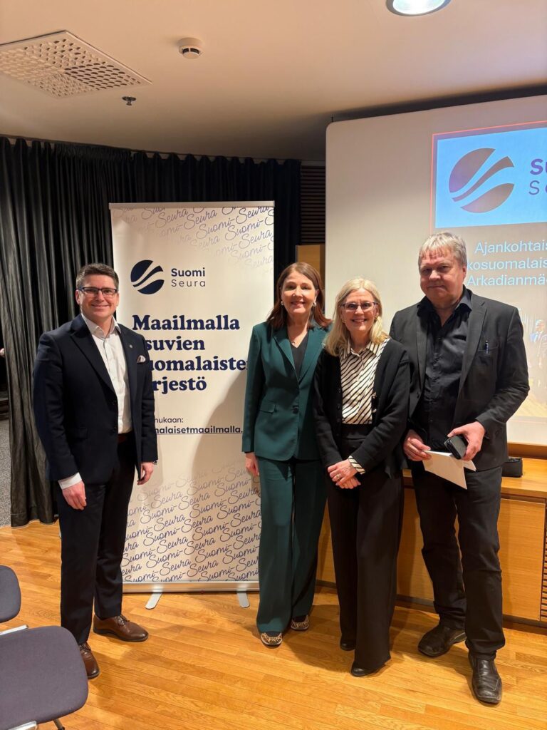 Henkilöitä eduskunnan kansalaisinfossa.