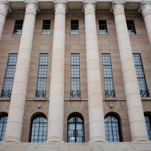 Eduskuntatalon julkisivu.