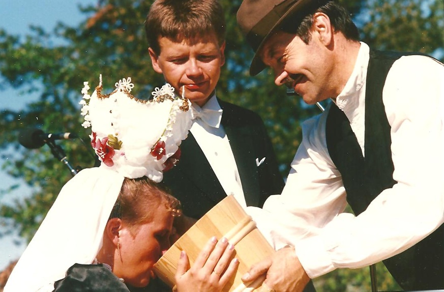 USK järjesti vuonna 1989 kruunuhäät kaustislaiseen tapaan. Morsiammella oli morsiuskruunu ja musta hääpuku vanhaan malliin.