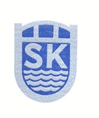 Uumajan Suomalaisen Kerhon logo, jossa sinisellä pohjalla valkoisella Kaarisilta ylhäällä, SK kirjaimet keskellä ja alhaalla aaltoja.