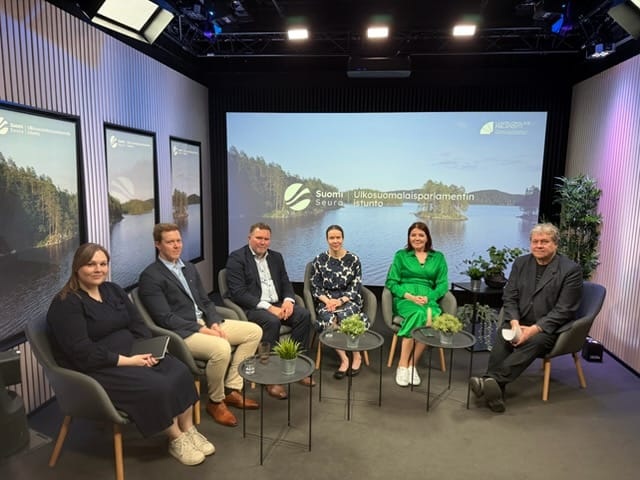 Ulkosuomalaisparlamentin istunnon panelistit: Tuire Liimatainen, erikoistutkija, Siirtolaisuusinstituutti, Olli Kauppila, erityisasiantuntija, Digi- ja väestötietovirasto, Niklas Wilhelmsson, demokratia- ja vaaliyksikön päällikkö, Vaalit.fi, Anna Esko, passi- ja notaaripalvelujen yksikön päällikkö, ulkoministeriö, Sari Sarkomaa, kansanedustaja ja eduskunnan ulkosuomalaisten ystävyysryhmän puheenjohtaja. Paneelin juonsi Suomi-Seuran puheenjohtaja ja ulkosuomalaisparlamentin puhemies Pekka Sauri.
