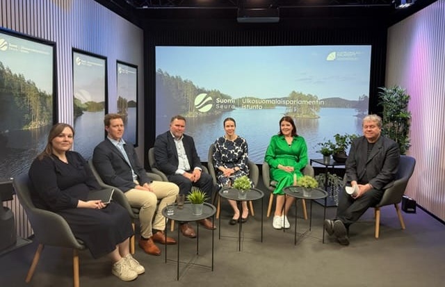 Ulkosuomalaiparlamentin paneelikeskusteluun osallistuivat (vasemmalta) Tuire Liimatainen, erikoistutkija, Siirtolaisuusinstituutti, Olli Kauppila, erityisasiantuntija, Digi- ja väestötietovirasto, Niklas Wilhelmsson, demokratia- ja vaaliyksikön päällikkö, Vaalit.fi, Anna Esko, passi- ja notaaripalvelujen yksikön päällikkö, ulkoministeriö, Sari Sarkomaa, kansanedustaja ja eduskunnan ulkosuomalaisten ystävyysryhmän puheenjohtaja ja paneelin juonsi Suomi-Seuran puheenjohtaja ja ulkosuomalaisparlamentin puhemies Pekka Sauri.