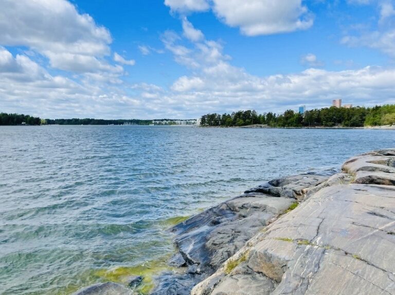 Avara merimaisema Vuosaaresta Helsingistä kalliolta kuvattuna. Kuvan oikeassa alakulmassa näkyy suomalaista kalliota.