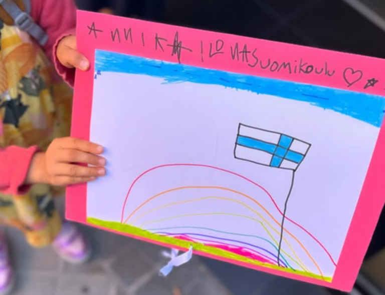 Suomen lippu lapsen piirtämänä
